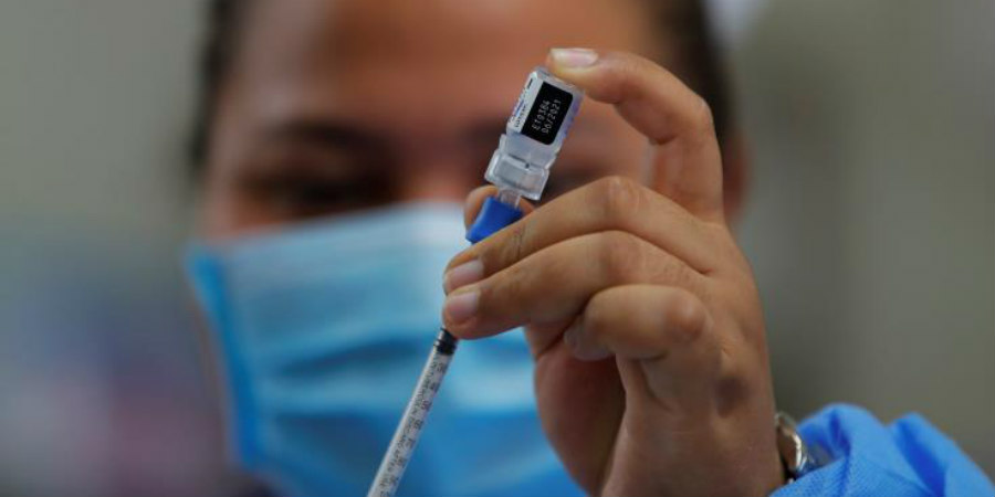 Ο ΓΓ του ΠΟΥ χαρακτηρίζει «μνημειώδη στιγμή» την απόφαση Μπάιντεν να στηρίξει την άρση των πατεντών για τα εμβόλια